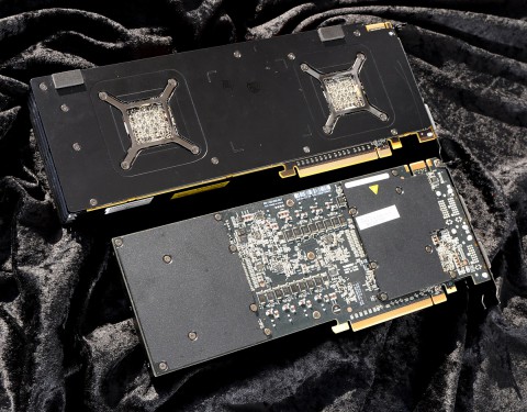 Nur die GPUs sind bei Nvidia auf der R&uuml;ckseite verkleidet.