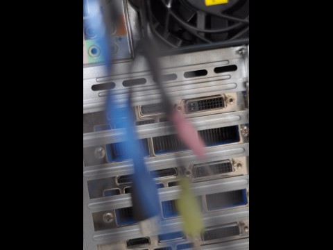 Raytracing-Server - die R&uuml;ckseite mit Blick auf die vier Knights-Ferry-Steckkarten (Foto: as)