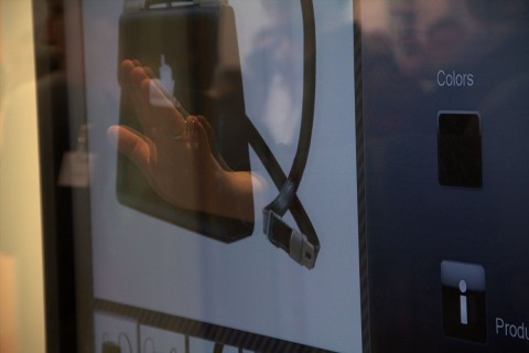 Durch eine Vorw&auml;rtsbewegung der Hand wird eine Produktseite angew&auml;hlt. (Foto: wp)