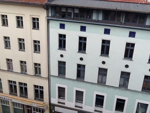 Die Kamera an der Geh&auml;user&uuml;ckseite. (Originalbild)
