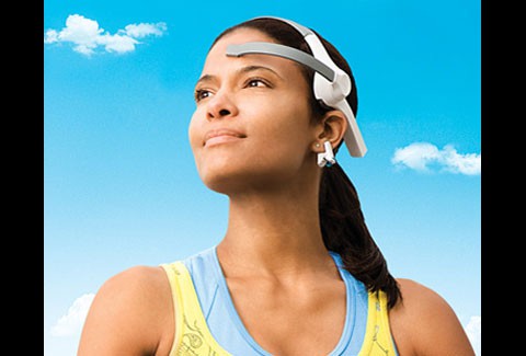 Neuroskys Mindwave -Werbebilder zeigen, wie das EEG-Headset eigentlich nicht angelegt werden sollte.
