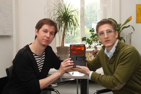 Hatzenbichler (l) und Stadlmann mit ihrer Entwicklung (Foto: TU Wien)