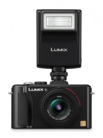 Panasonic DMC-LX5 mit Blitz FL220 (Bild: Panasonic)