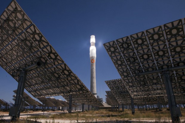 Die Anlage besteht aus einem 140 Meter hohen Turm und 2.650 Heliostaten. (Foto: Torresol)