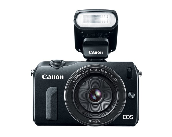 Canon EOS M mit Speedlite 90EX (Bild: Canon)