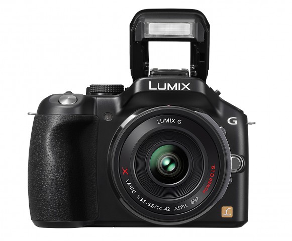 Panasonic Lumix G5 mit Aufklappblitz (Bild: Panasonic)