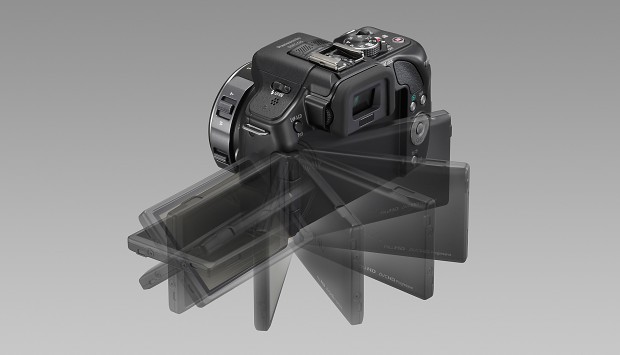Der Touchscreen der Panasonic Lumix G5 ist dreh- und klappbar. (Bild: Panasonic)