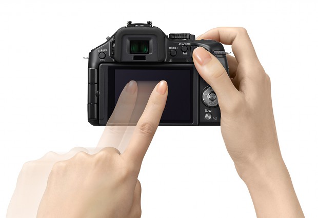 Die Panasonic Lumix G5 kann &uuml;ber den Touchscreen bedient werden. (Bild: Panasonic)