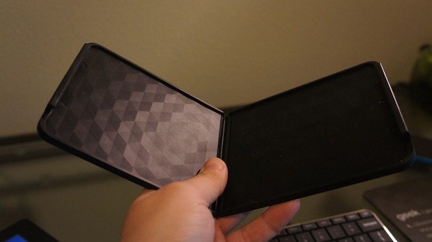 Abdeckung des Wedge Mobile Keyboard, dient auch als Tablet-St&auml;nder.