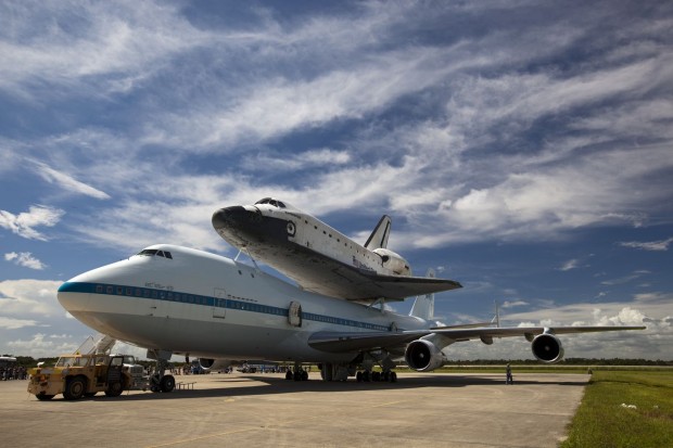 Zuvor war die Raumf&auml;hre auf das SCA, eine umgebaute Boeing 747, gehievt worden. (Foto: Nasa)