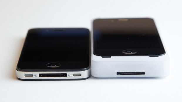 iExpander im Vergleich zum iPhone 4 (Bild: Charlie Corry/Kickstarter)