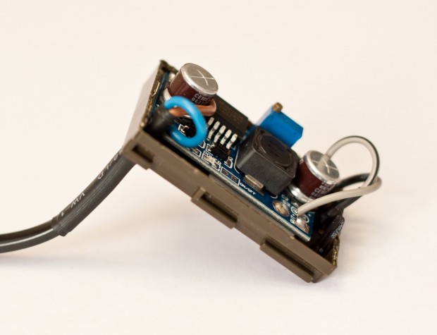 Fotokamera-Akku als Permanentstromversorgung (Bild: Instructables/CC-Lizenz) 