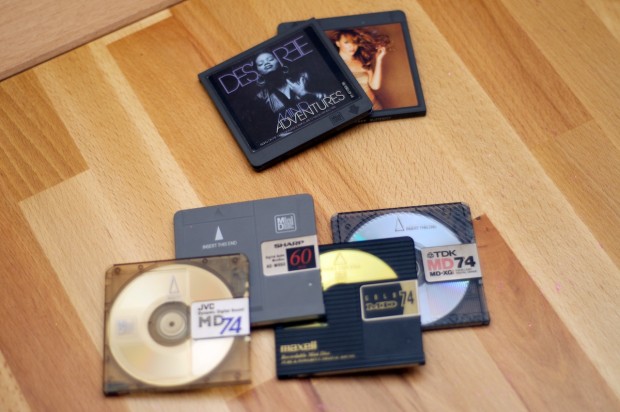 Es gab aber auch Medien, die nicht zeigten, was in ihnen steckte. Sharps 60-Minuten-Disk wirkt wie ein Fremdk&ouml;rper. (Bild: Andreas Sebayang/Golem.de)