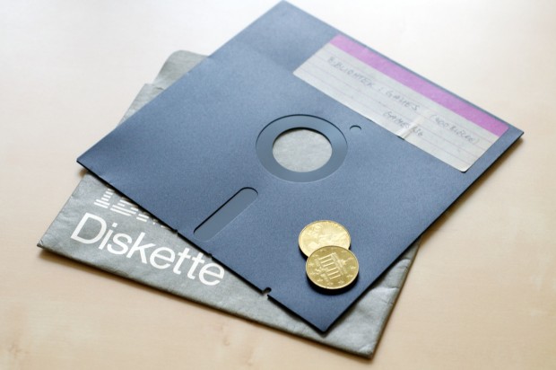 Verwirrte unsere Leser in sozialen Netzwerken: Viele dachten, es sei eine 5,25-Zoll-Diskette. Tats&auml;chlich hat sie aber 2,75 Zoll mehr. Im Bild sind &uuml;brigens 2,5-Euro-St&uuml;cke. (Bild: Andreas Sebayang/Golem.de)