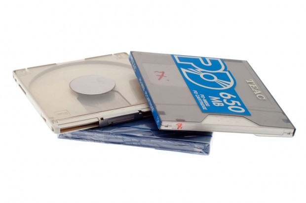 Sie existierten etwa zur gleichen Zeit wie Caddy-basierte CD-Laufwerke. (Bild: Nina Sebayang/Golem.de)