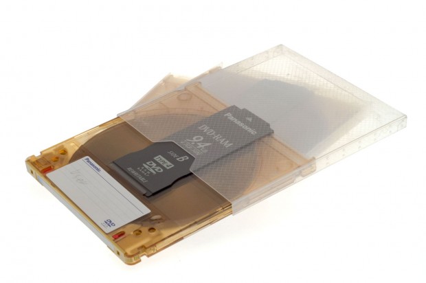 Die DVD-RAM kam mit Caddy. (Bild: Nina Sebayang/Golem.de)