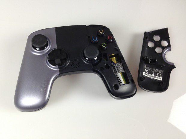 Ouya - in der rechten Batterieabdeckung steckt das CE-Zeichen des Controllers