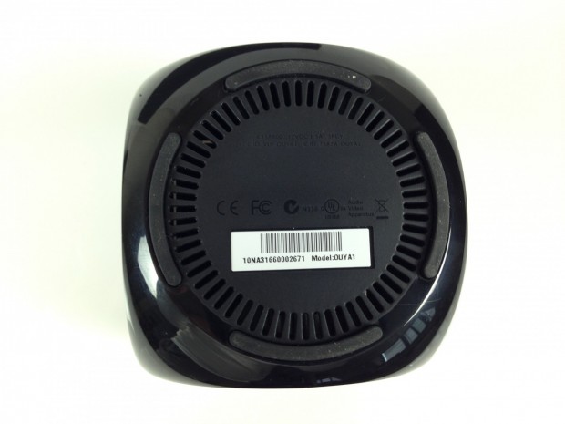 Ouya -auf der Geh&auml;useunterseite findet sich das CE-Zeichen der Konsole