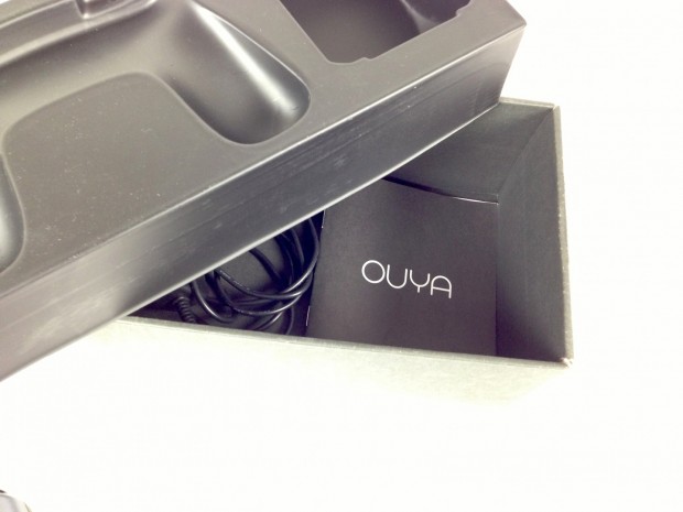 Ouya - Netzteil und Konformit&auml;tshandbuch stecken ganz unten in der Verpackung