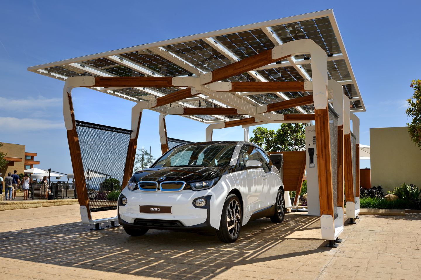 Elektroauto Bmw Stellt Carport Mit Solarlader Vor Golem De