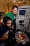 Prof. Cressler und Student Ram Krithivasan vor ihrem Experiment