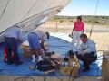 Forscher bereiten Start eines Blimps mit aufgemalten Sendeantennen vor