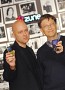 Der Gro&szlig;e f&uuml;r den Chef - J Allard und Bill Gates mit Zunes (Bild: Microsoft)