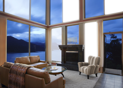 Tischlampe von Osram leuchtet mit OLEDs - Fensterscheiben mit transparenten OLEDs