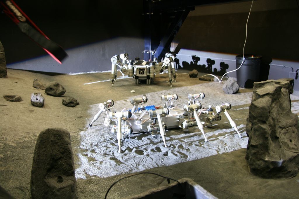 Die Laufroboter Scorpion (vorne) und Scarabaeus