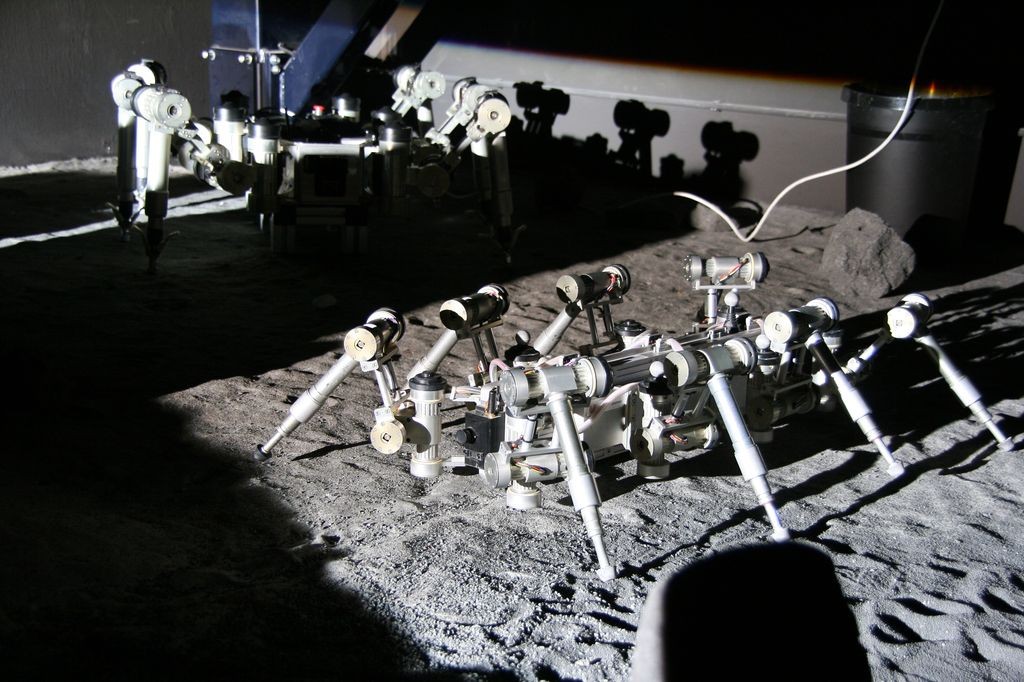 In ihrem Labor simulieren die DFKI-Forscher die Lichtverhältnisse auf anderen Himmelskörpern