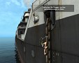 Lara klimmt über eine Ankerkette an Bord eines Schiffes