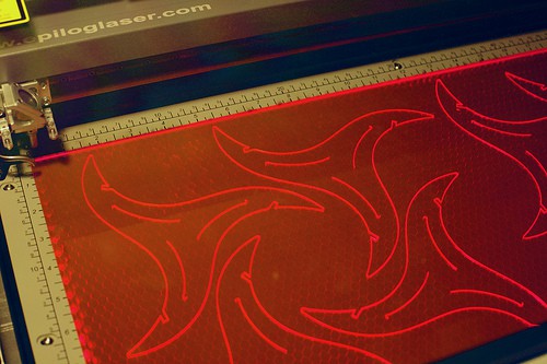 Der Laserschneider bei der Arbeit... (Foto: Bre Pettis)