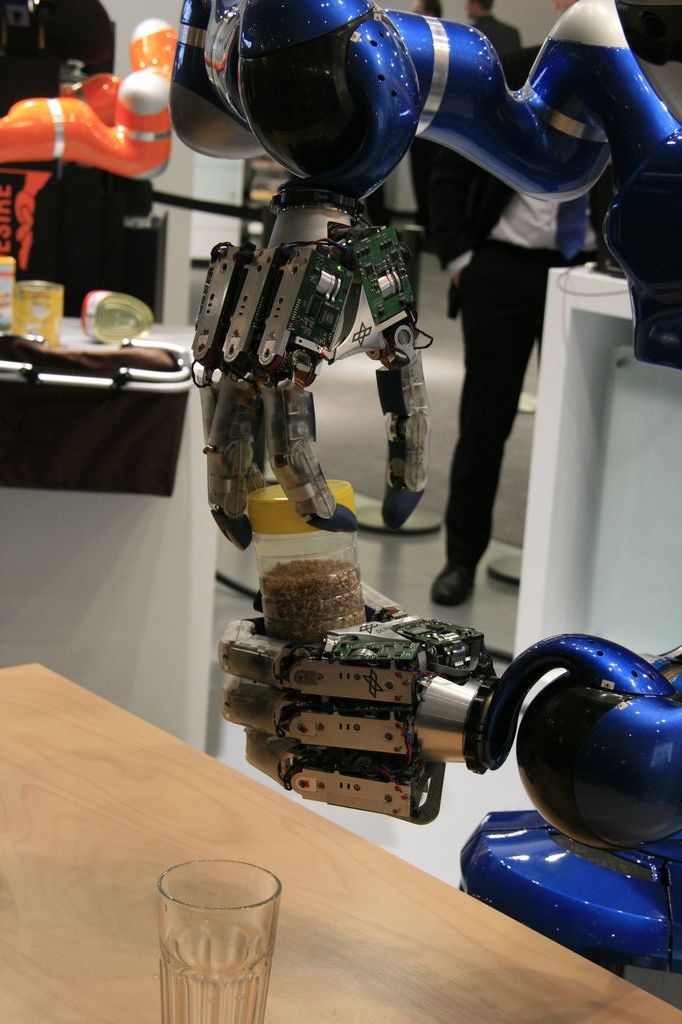 Justin kann einfache Speisen zubereiten, zum Beispiel Zitronentee: Erst schraubt er den Behälter auf... (Foto: wp)