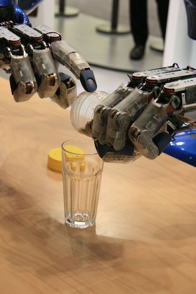 ... lässt das Granulat ins Glas rieseln... (Foto: wp)