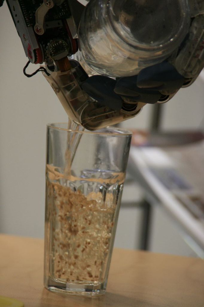 .., und gießt es dann mit Wasser auf (Foto: wp)