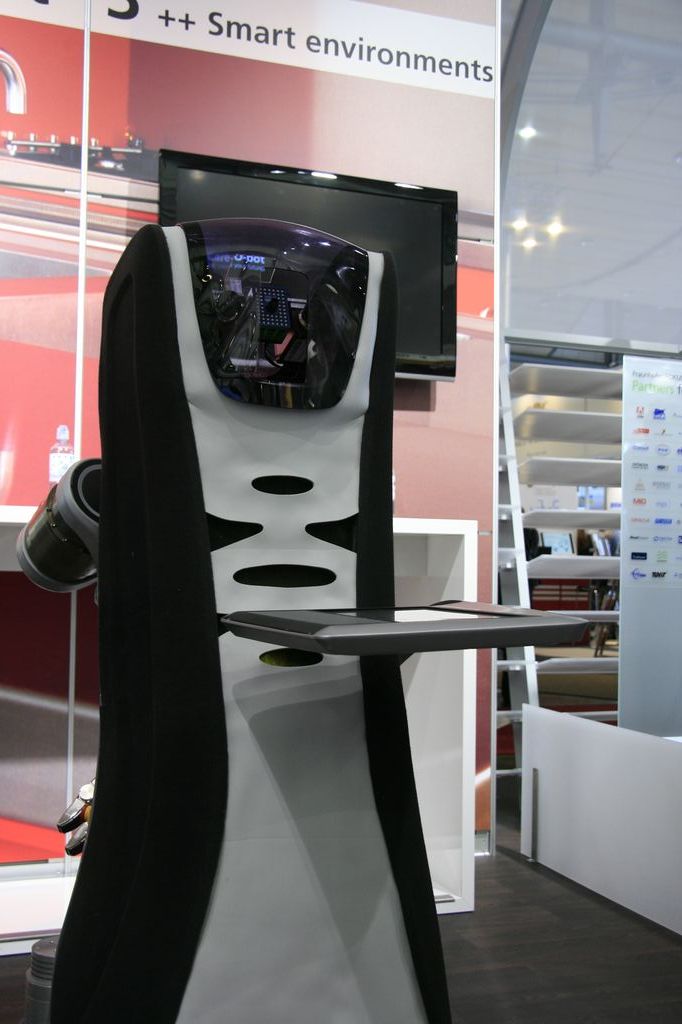 Wie ein klassischer englischer Butler trägt der Roboter ein Tablett vor sich her (Foto: wp)