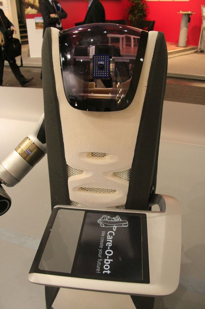 Das Tablett des Care-O-Bot hat einen Touchscreen, über den der Roboter bedient wird... (Foto: wp)