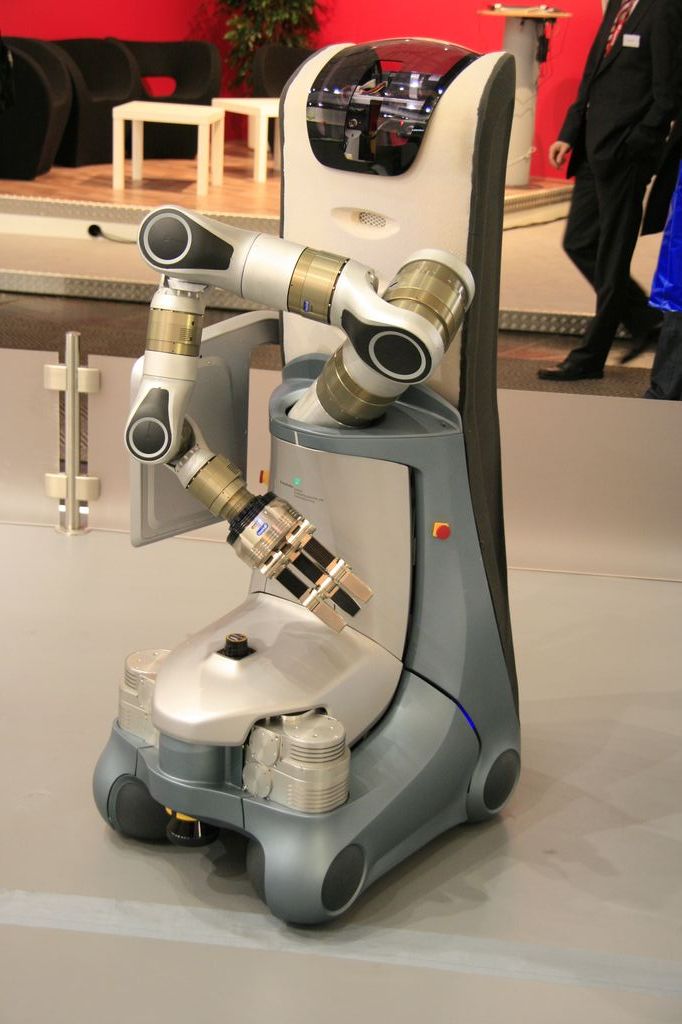 Die Rückseite des Care-O-Bot mit Arm. Der kommt nur zum Einsatz, wenn kein Mensch in der Nähe ist (Foto: wp)