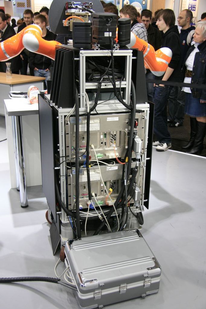 Ein leistungsfähiger Roboter braucht viel Steuerungstechnik (Foto: wp)