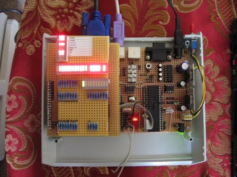 Die linke Platine ist ein Busmonitor zum Aufstecken