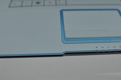 Die Handballenauflage des X400 ist leicht aufgeraut.