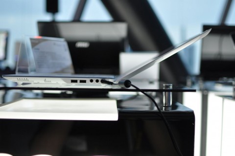 Das X400 ist zu leicht. Ohne das Produktschild auf dem Geh&auml;use w&uuml;rde es nach hinten kippen.