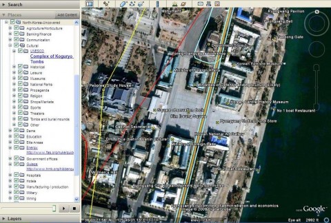 Das k&ouml;nnen touristische Orte sein wie der zentrale Platz der Hauptstadt Pj&ouml;ngyang (Screenshot: North Korea Uncovered).