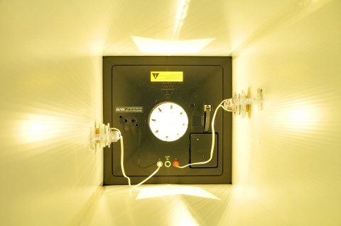 Xounts Premium - Blick ins Innere mit den beiden NXT-Treibern an den Seitenteilen und der LED im Boden.