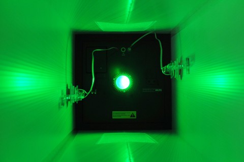 Xounts Premium - Blick ins Innere mit den beiden NXT-Treibern an den Seitenteilen und der LED im Boden.