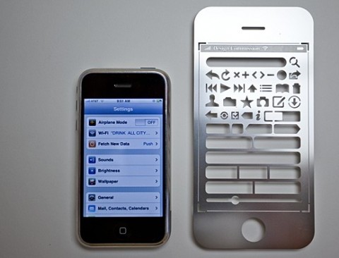 iPhone Stencil Kit neben dem iPhone