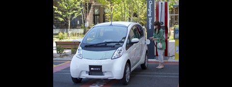 Das Fahrzeug soll im Sommer in Japan auf den Markt kommen - vorerst aber nur f&uuml;r Unternehmen und Beh&ouml;rden. (Foto: Mitsubishi)