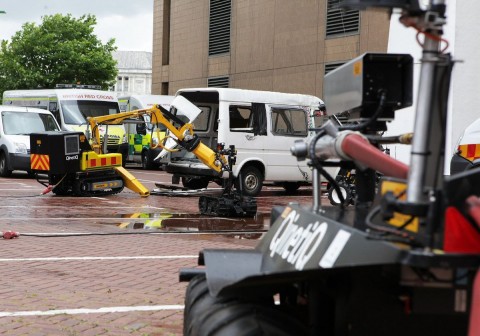Der robotische Bagger Brokk 90 bringt Gefahrengut in Sicherheit. (Foto: Qinetiq)