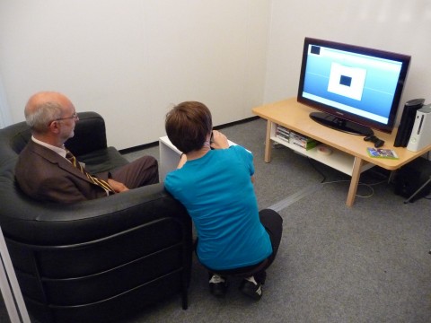 Michael Heine probiert das Eyetracking-System aus.