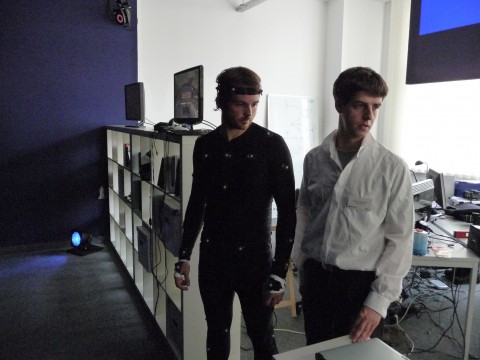 Ein T&auml;nzer im Motioncapturing-Anzug